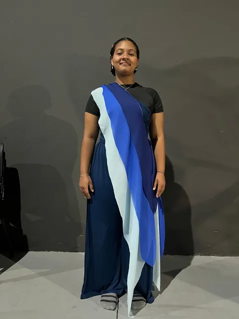 Figurino de dança azul com faixa em três tons de azul