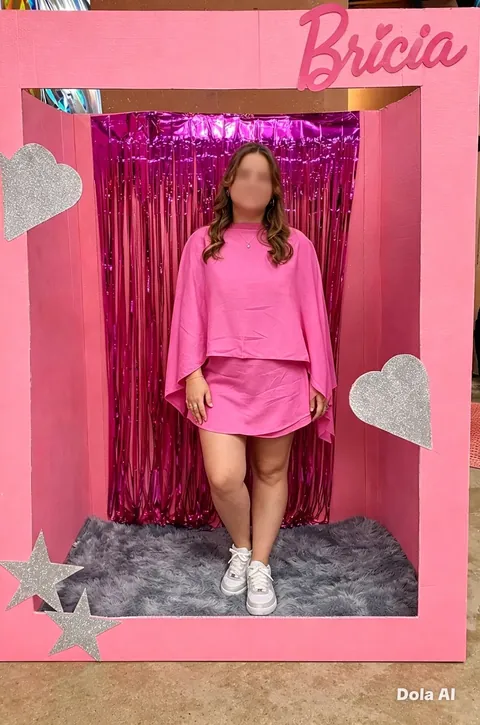 Cliente com conjunto rosa de capa e saia