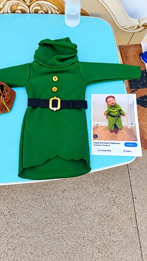 Fantasia infantil verde de anão, com cinto e botões amarelos, ao lado da foto de referência