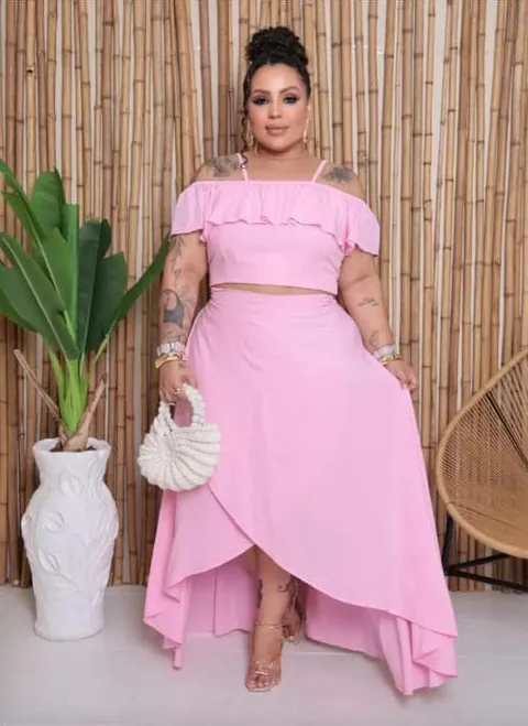Conjunto rosa de cropped com babado e saia mullet